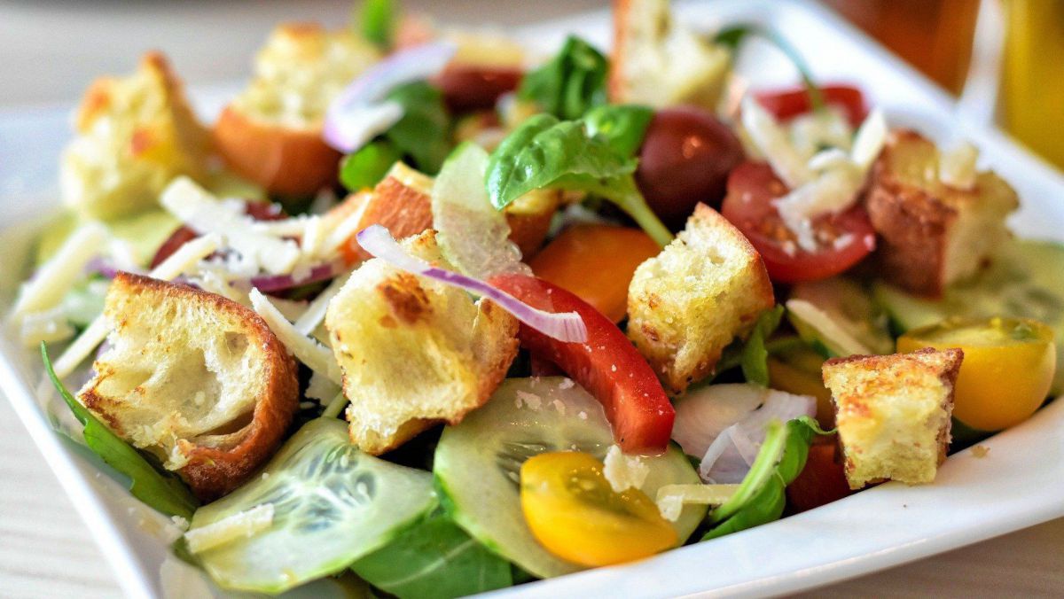 Salat mit Brotstücken.