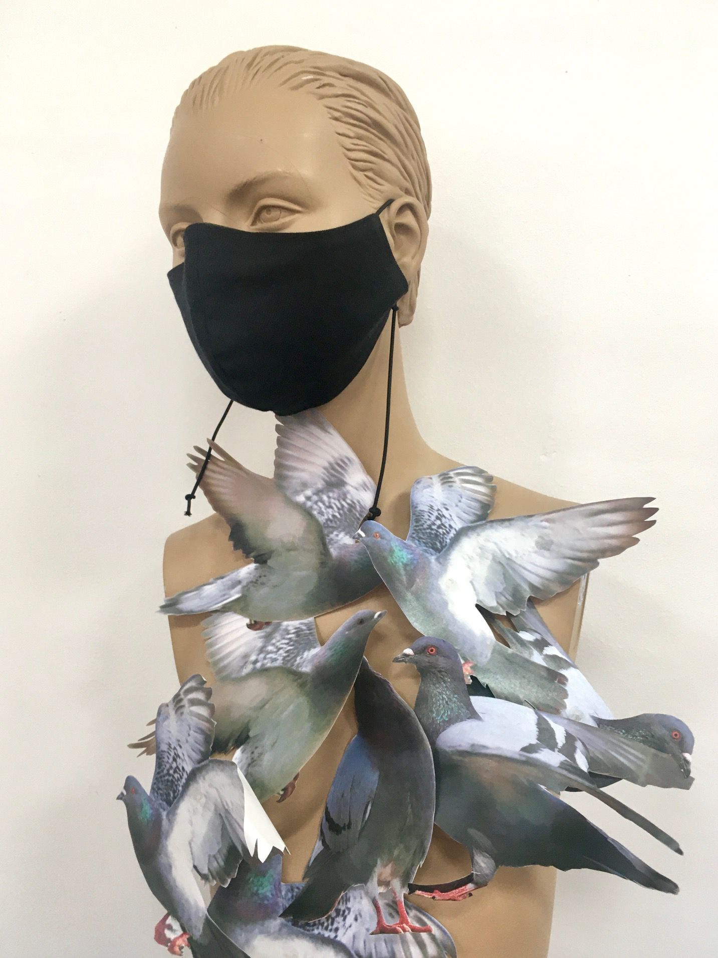 Eine Schaufensterpuppe trägt eine schwarze Maske. 