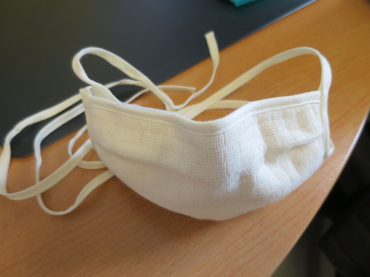 Eine Herka Schutzmaske auf einem Tisch.  