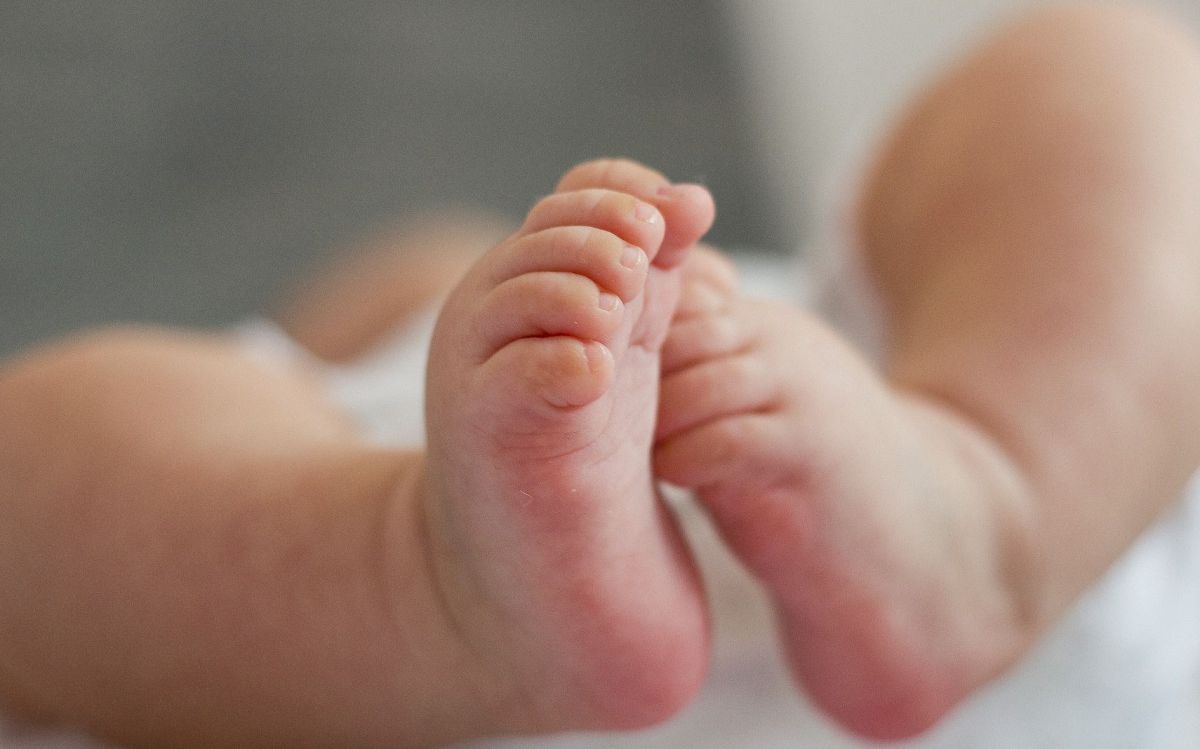zozz_-pixabay-baby-feet-2612403_1920