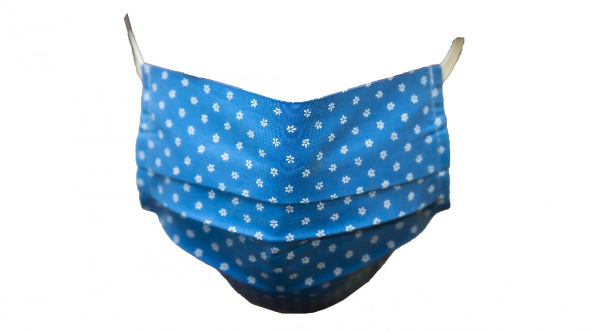 Ein Mund-Nasen-Schutz aus blauem Stoff mit weißem Muster.