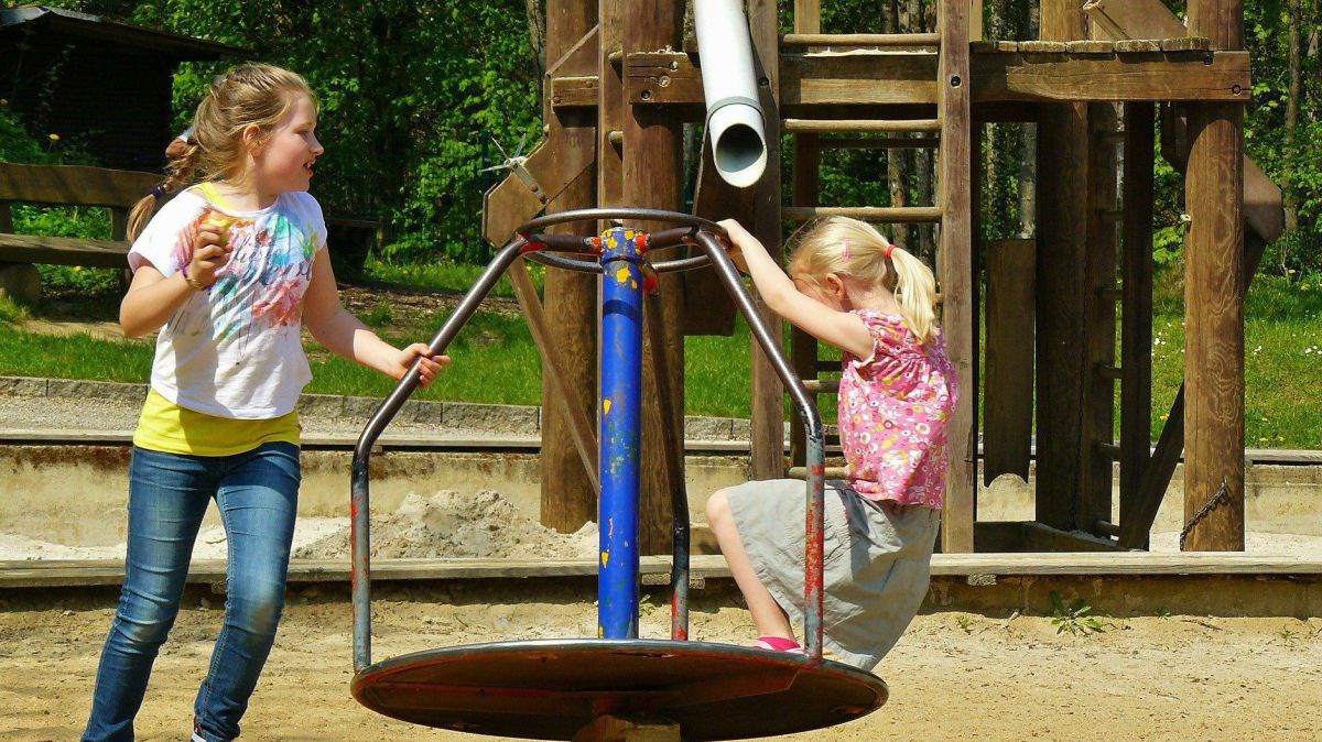 Kinder spielen im Park
