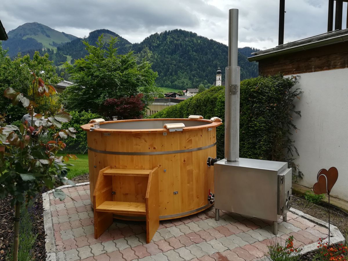 Badefass mit Holzheizung im Garten