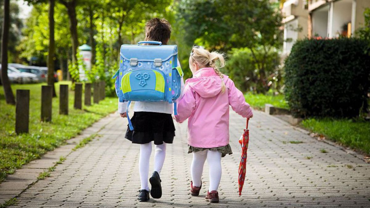 Zwei kinder gehen in die Schule