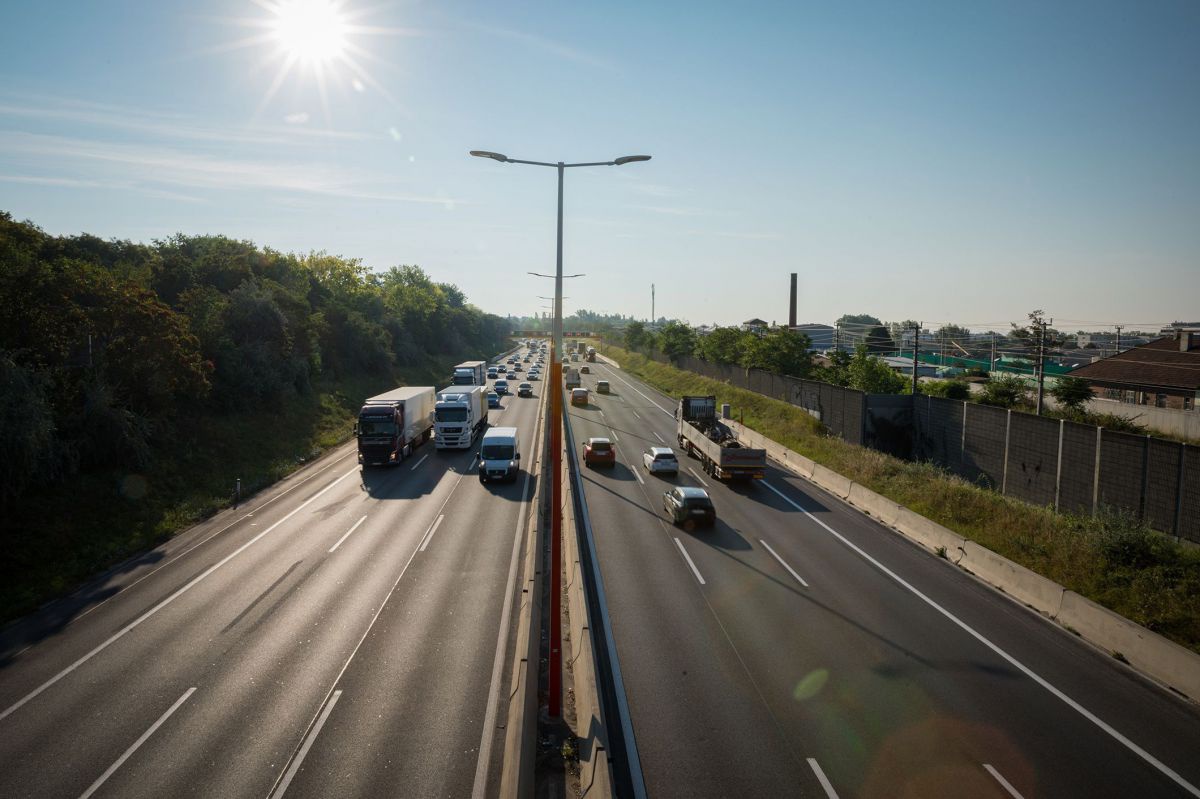Eine sechsspurige Autobahn.
