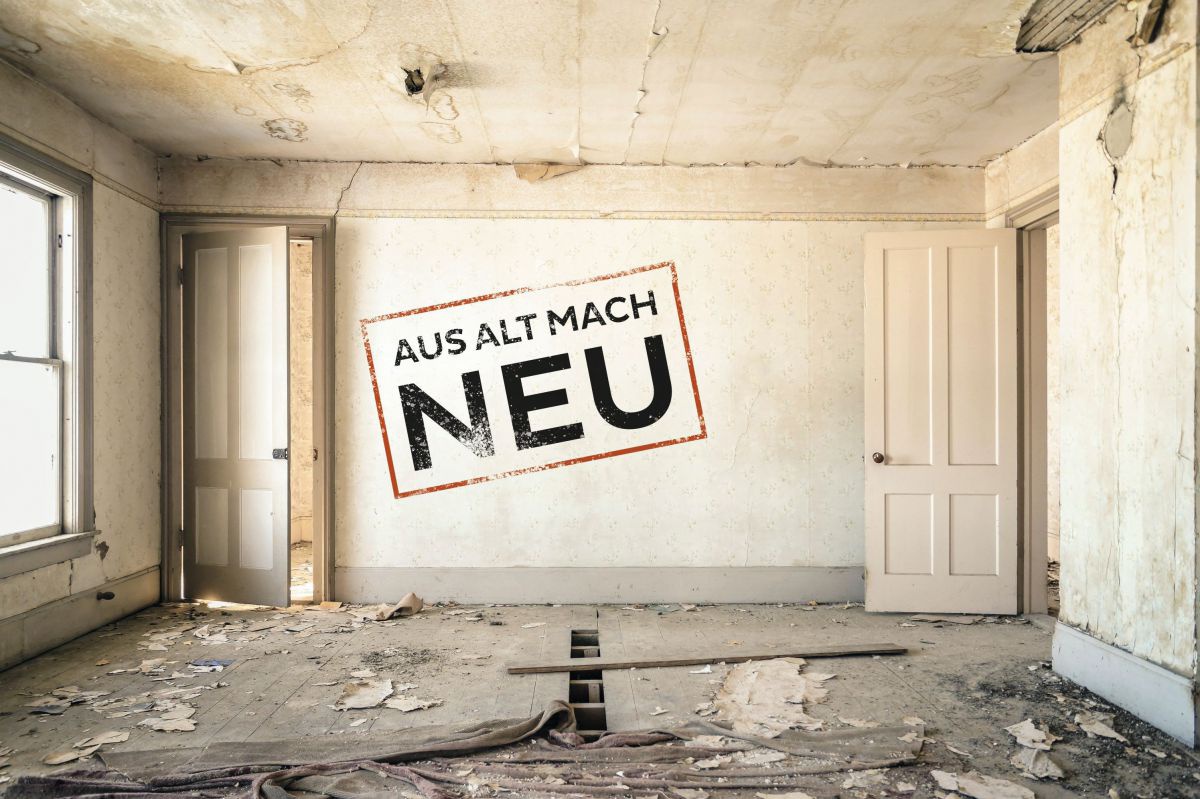 Ein helles Zimmer, abgebröckelter Putz, geöffneter Fußboden.