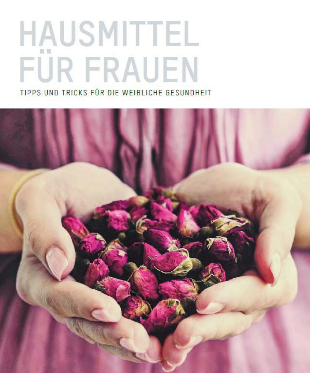 Eine Frau hält Rosenblüten in ihren Händen