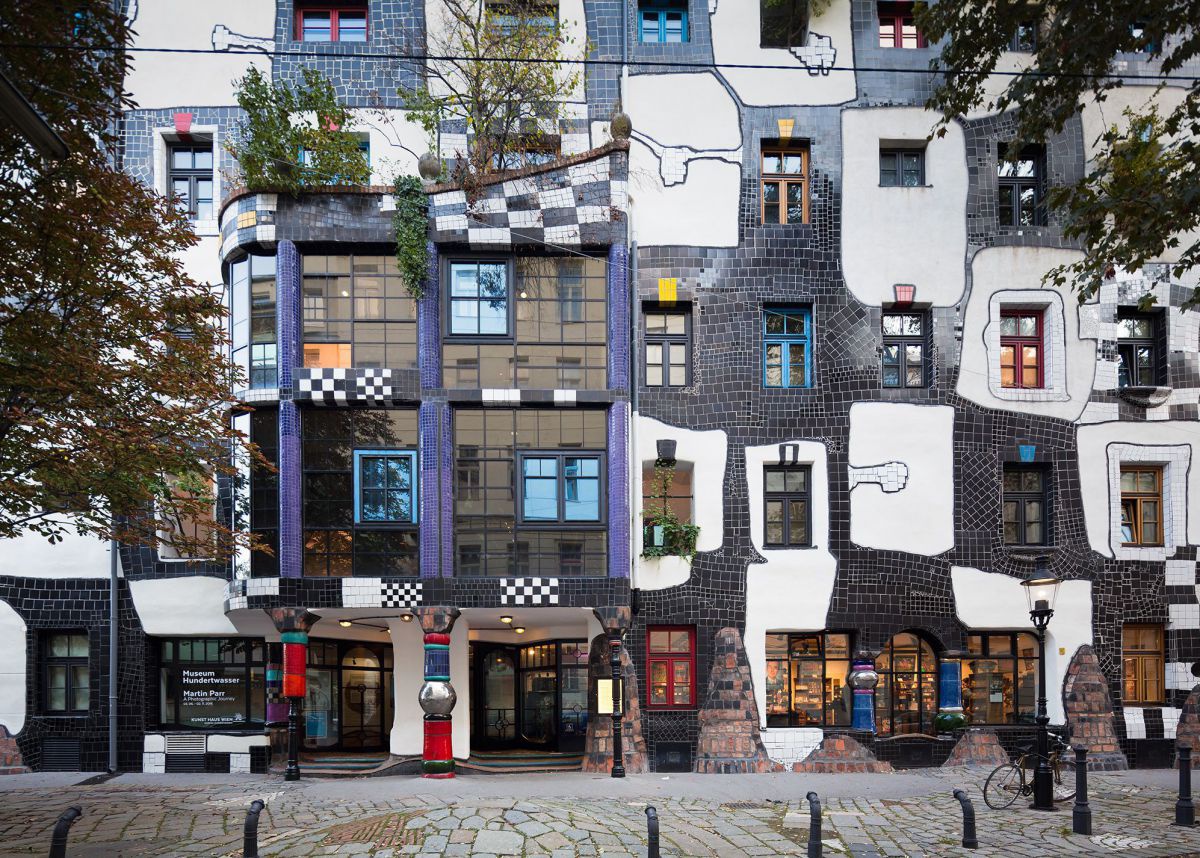 Frontalansicht der bunten Fassade des Kunsthauses und des ebenerdigen Eingangs.