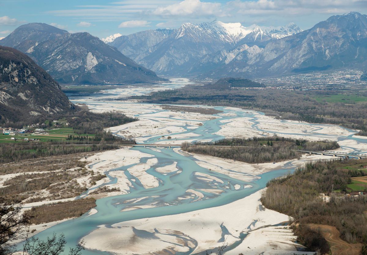 Ein Blick über das breite Flussdelta des Tagliamento mit vielen Verzweigungen.