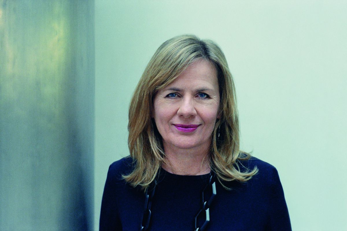 Bettina Leidl in Portraitansicht: Sie hat schulterlange blonde Haare ud helle Augen. Sie lächelt.