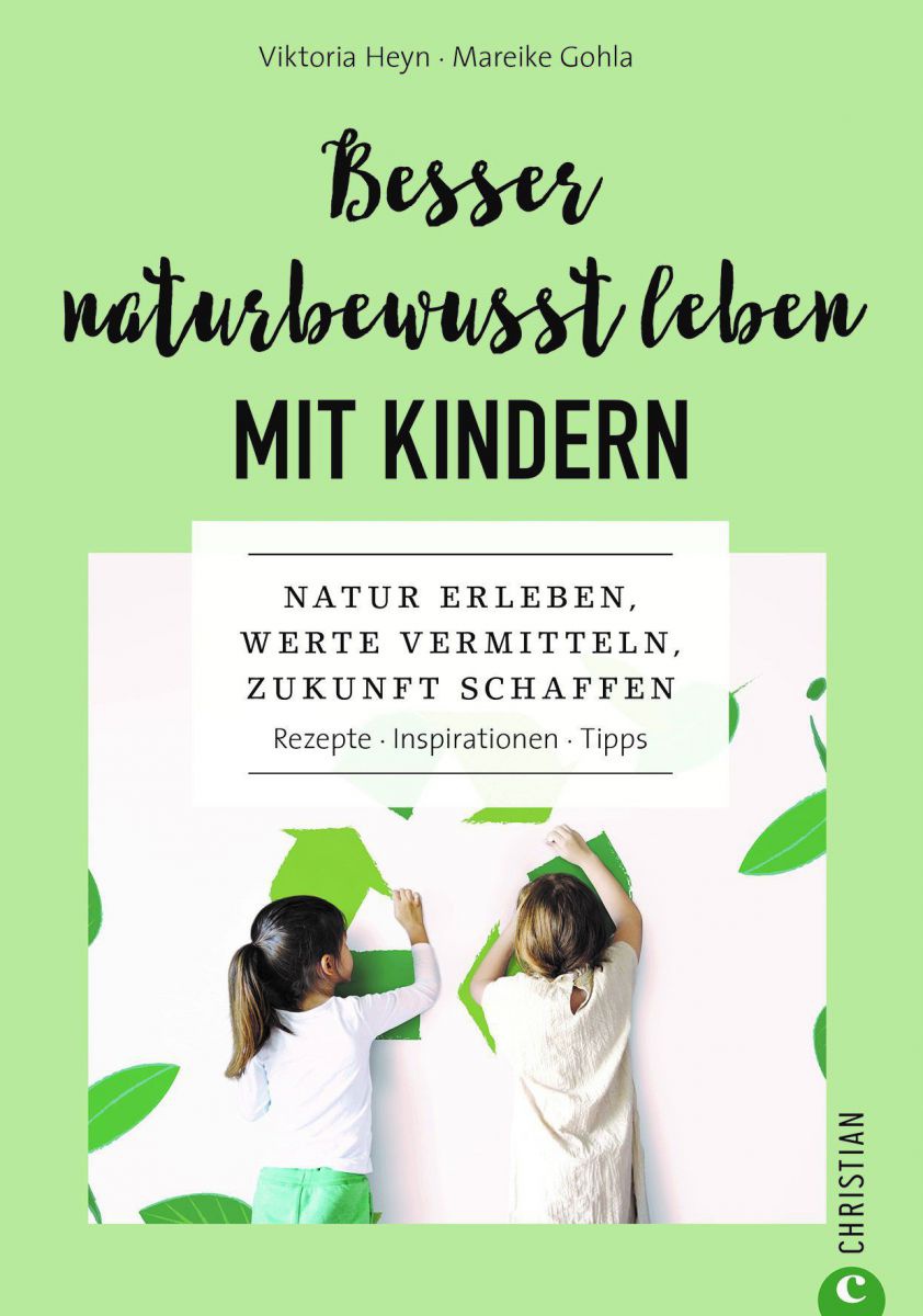 Ein grünes Cover auf dem zwei Kinder abgebildet sind, die Recyclingpfeile an eine Wand malen. Titel: Besser naturbewusst leben mit Kindern. Untertitel: Natur erleben, Werte vermitteln, Zukunft schaffen. Rezepte, Inspirationen, Tipps.
