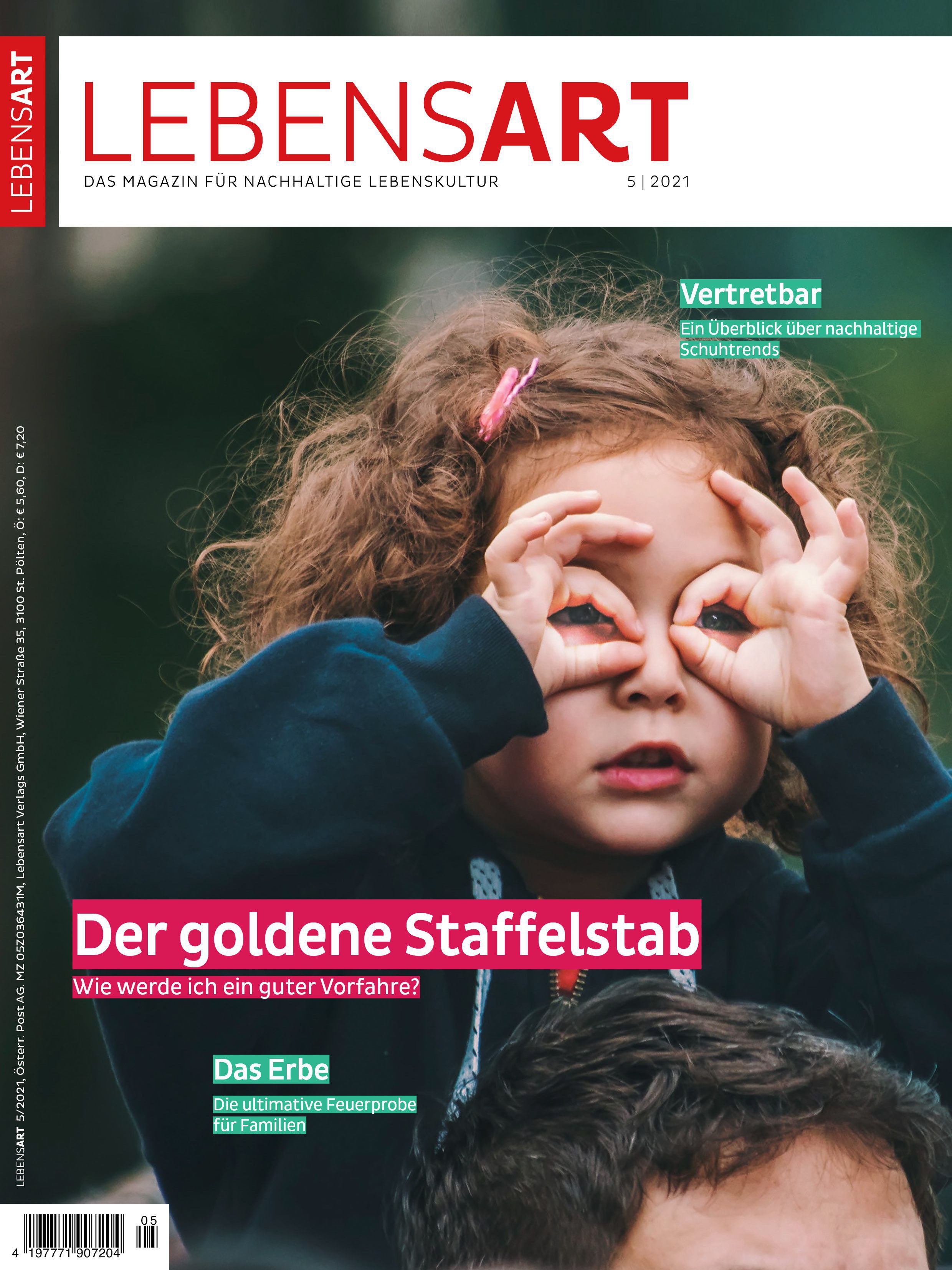 Ein Mädchen sitzt auf den Schultern ihres Vaters. Es hält sich die Finger zur Brille geformt vor die Augen