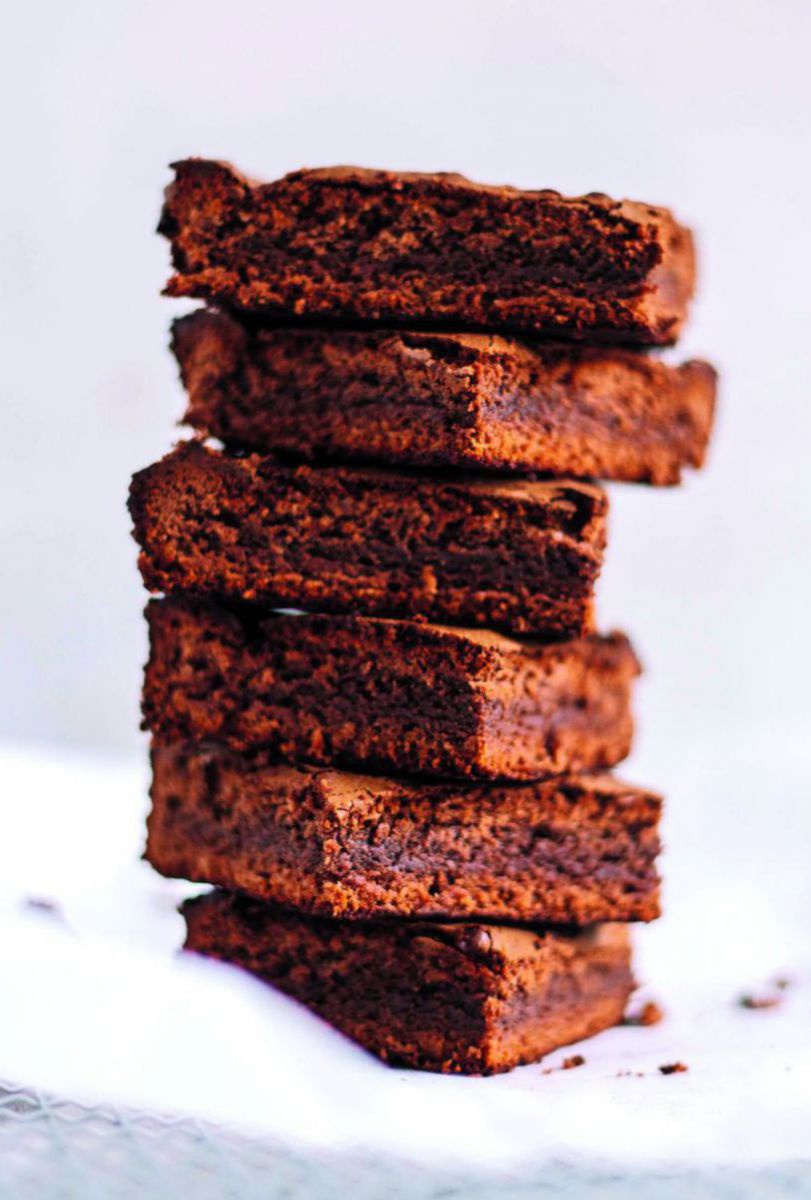 Einige Stück Schokobrownies gestapelt.