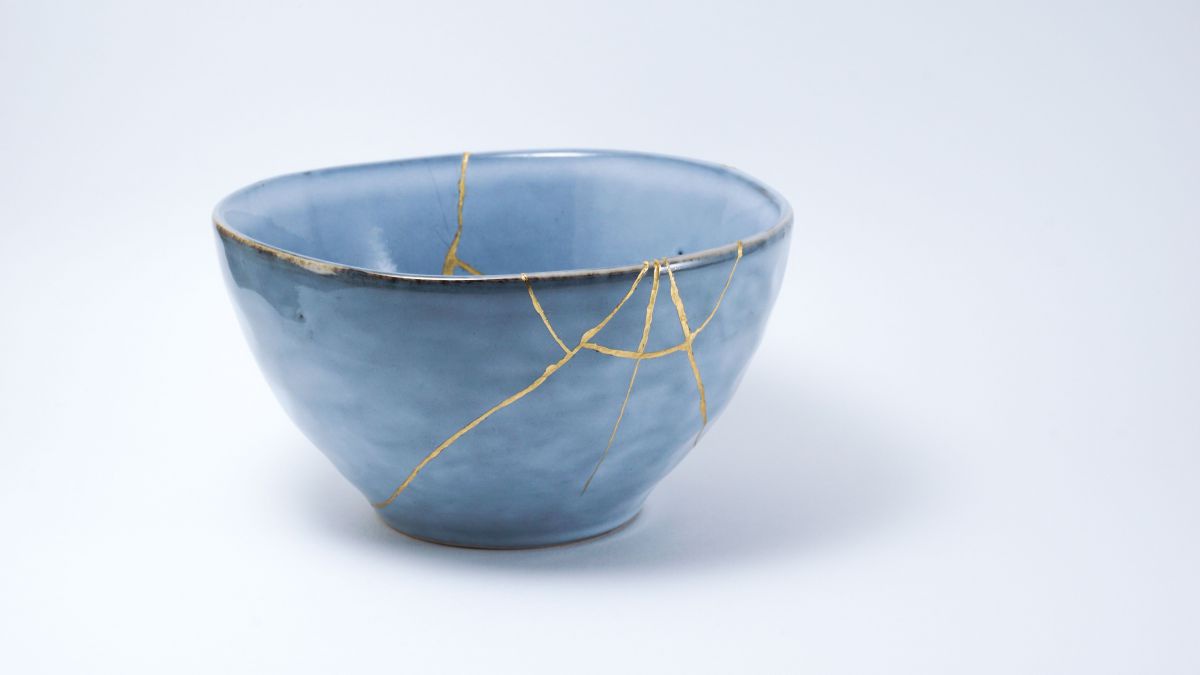 Eine blaue Schale, die mit Kintsugi repariert wurde.