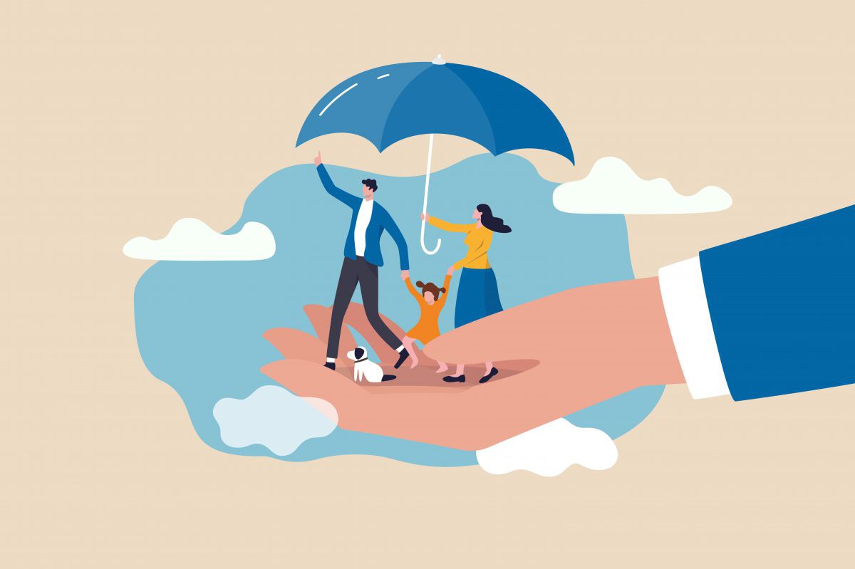 Eine Illustration: Eine Familie spaziert, dabei wird sie von einem Schirm von oben und von einer haltenden Hand von unten geschützt.