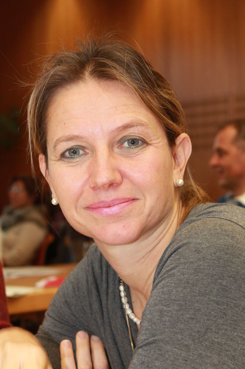 Katharina Kruppe hat ihre dunkelblonden Haare zusammengebunden und lächelt in die Kamera.