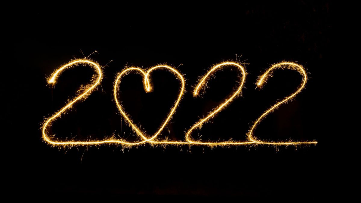 Langzeitaufnahme in der mit Licht 2022 in die Luft geschrieben wird. Die 0 ist dabei durch ein Herz ersetzt.