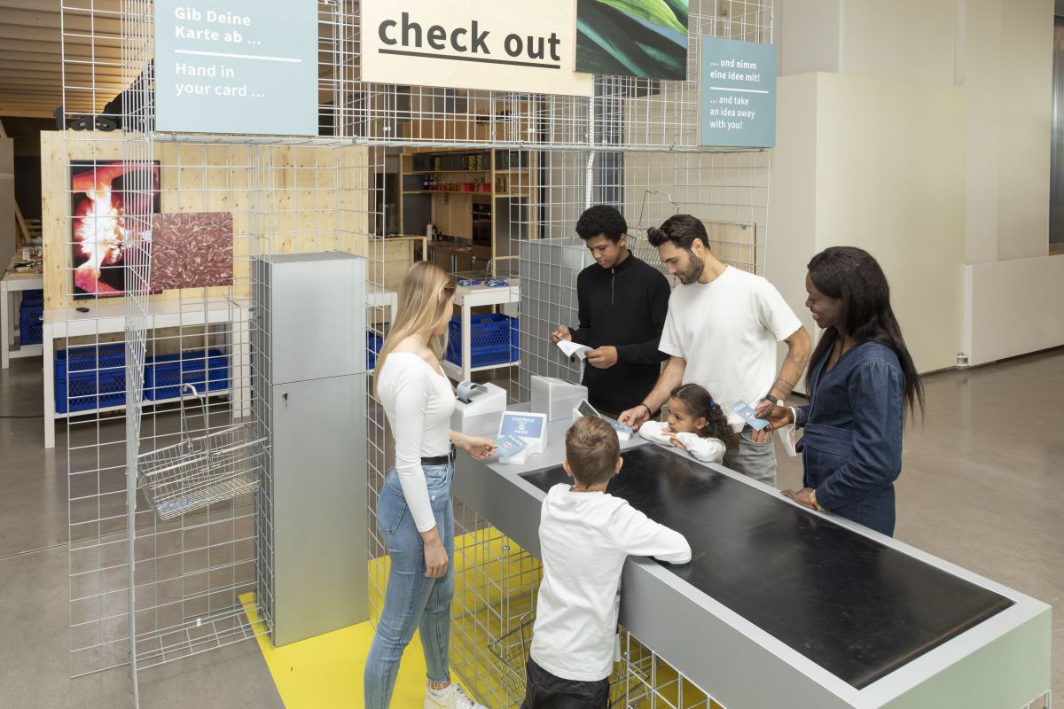 Ein stilisierter Chack-Out Counter am Ende der Ausstellung.