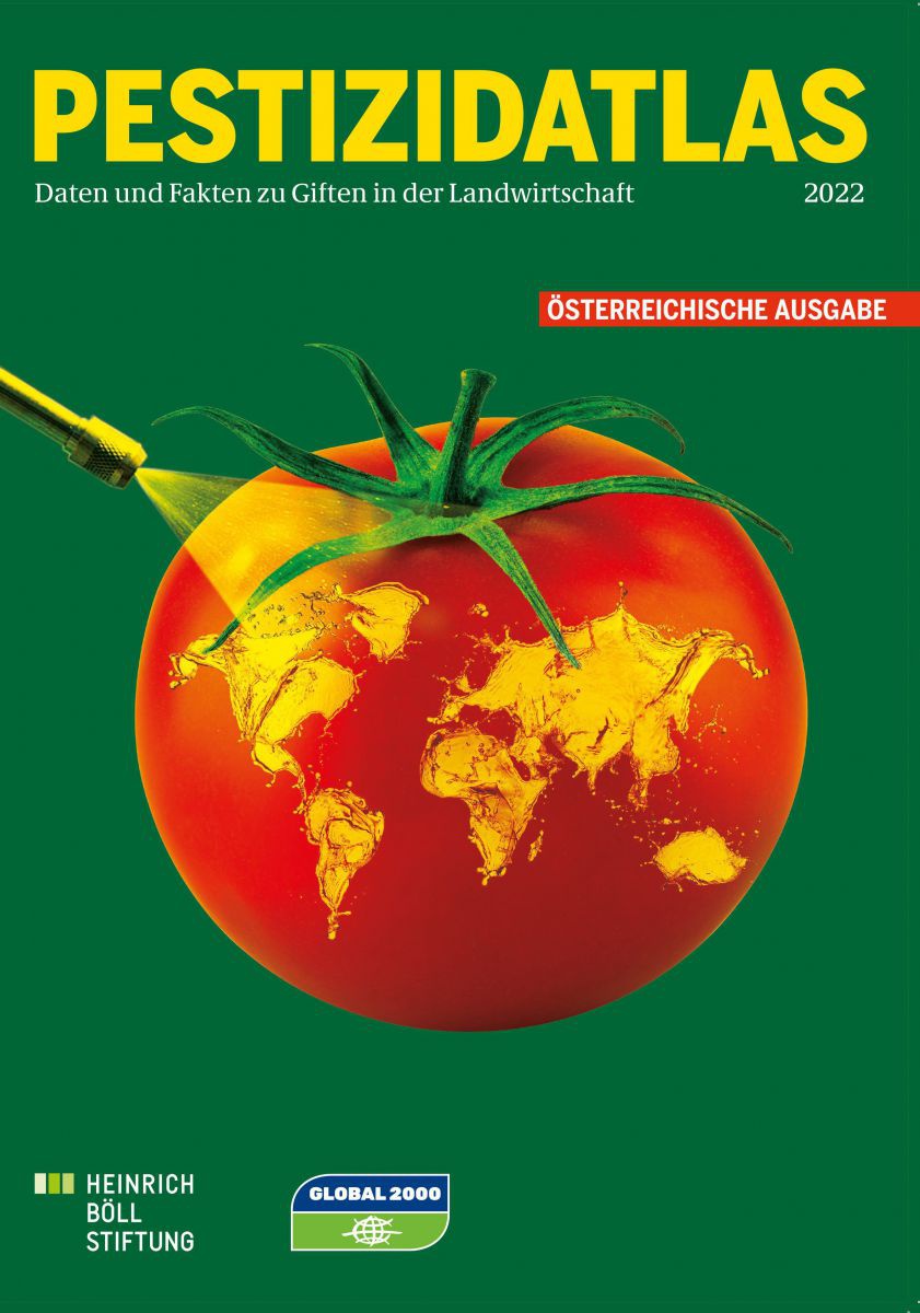 Auf dem Cover des Pestizidatlas ist eine Tomate zu sehen, die mit einer gelben Flüssigkeit besprüht wird. Die Rückstände davon bilden die Umrisse einer Weltkarte ab.