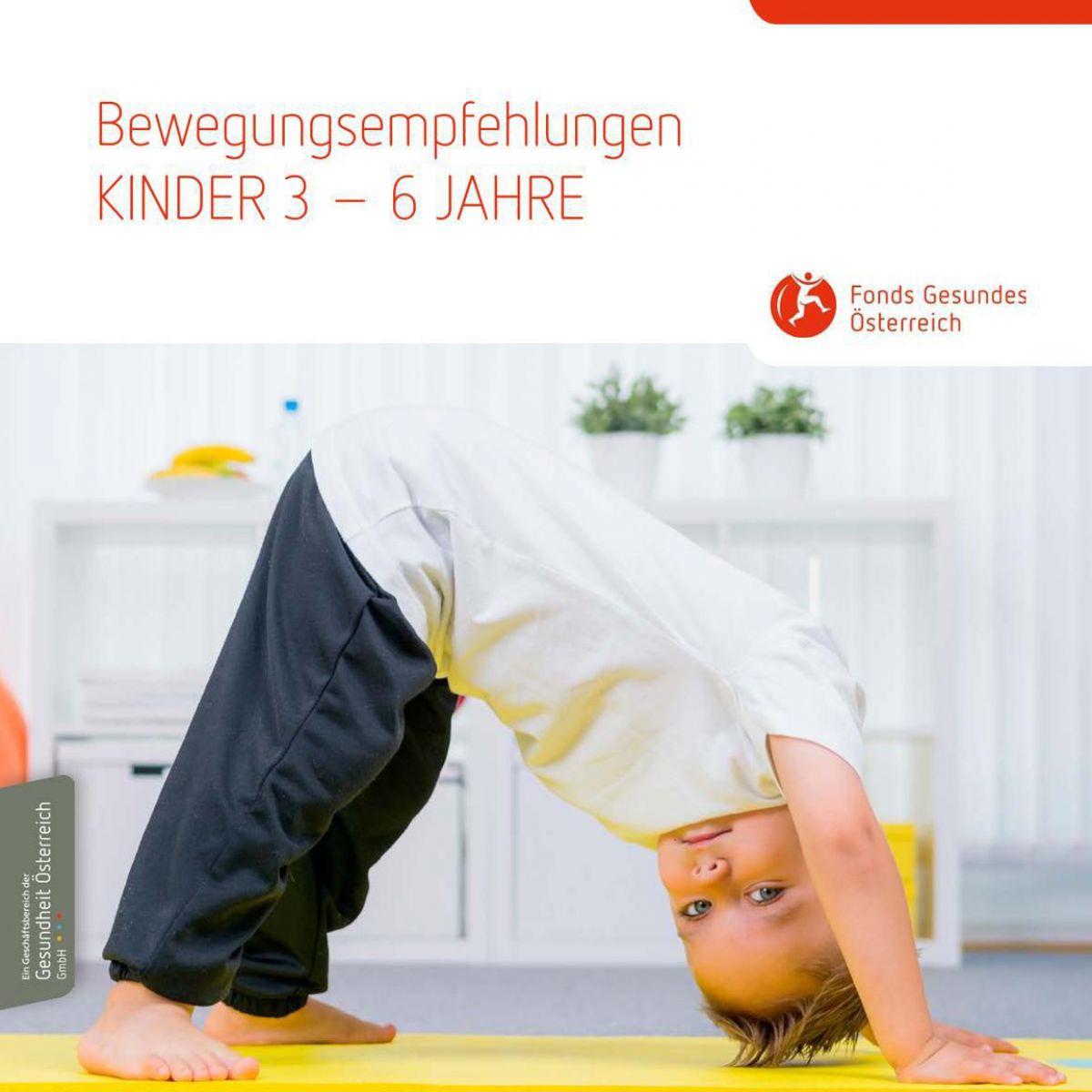 Auf dem Cover macht ein Kleinkind eine Yogaübung.