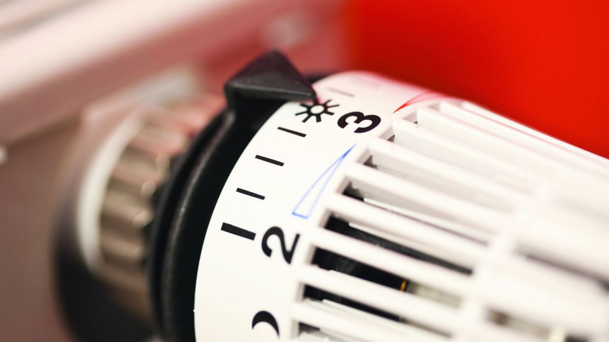 Ein Closeup des Thermostats am Heizkörper.