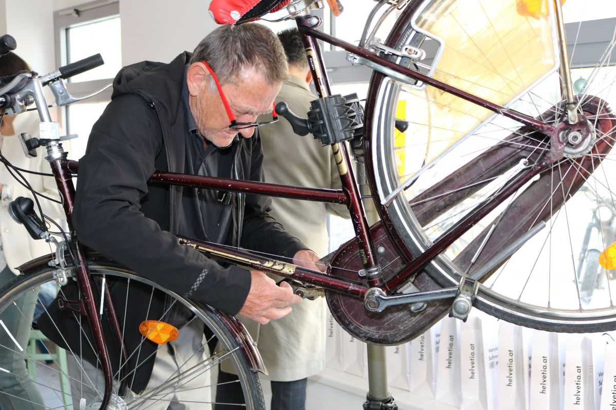 Ein Mann repariert ein Rad