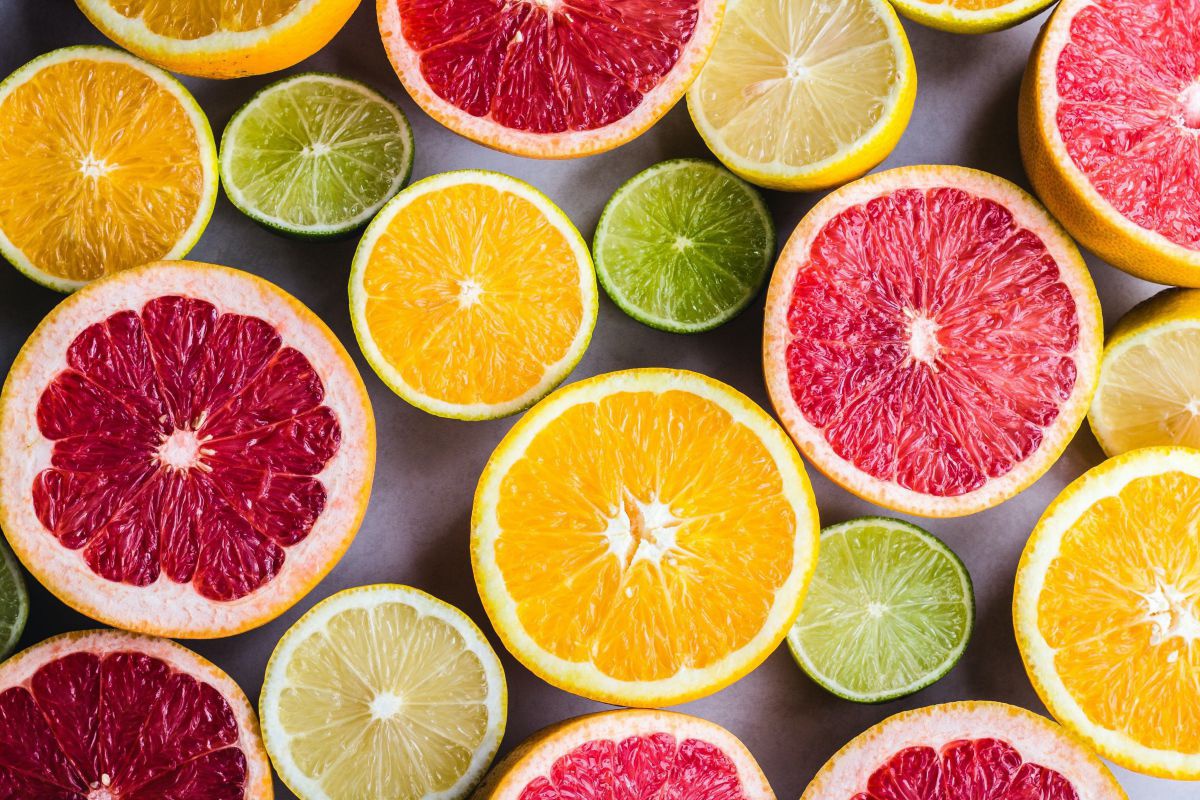 Hälften von Zitrusfrüchten: Orange, Grapefruit, Limette, Zitrone. 