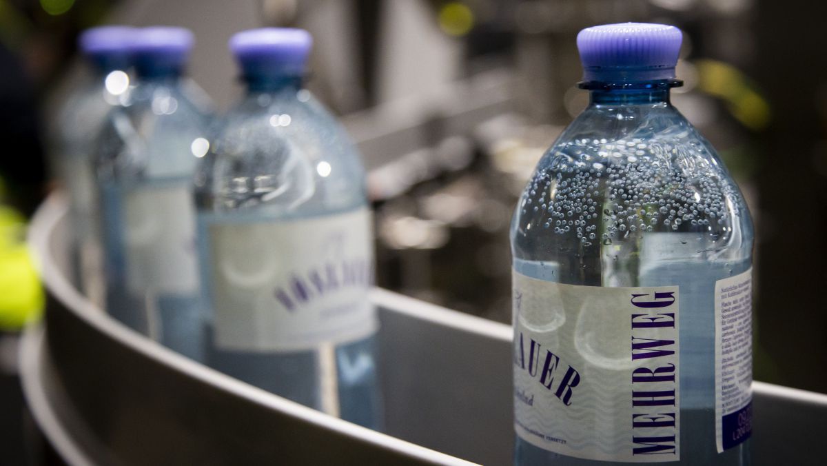 Mehrweg PET-Wasserflaschen auf dem Fließband.