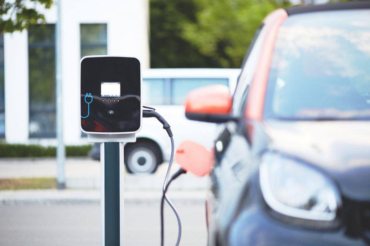 Ein Elektroauto an einer Ladesäule angeschlossen.