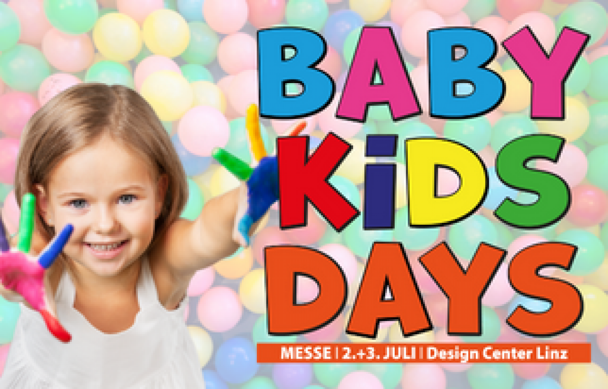 Ein kleines Mädchen zeigt ihre bunt bemalten Finger. Es ist eine Einladung zu den Baby Kids Days vom 2 bis 3. Juli im Design Center Linz