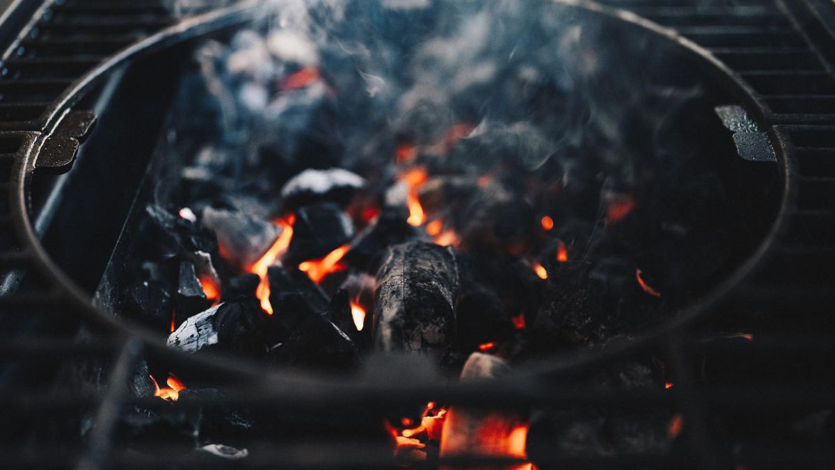 Ein Holzkohlegrill mit glühenden Kohlen.