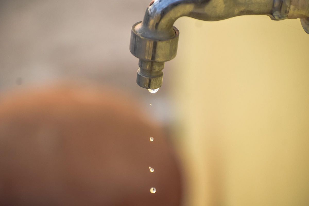 Man sieht einen tropfenden wasserhahn