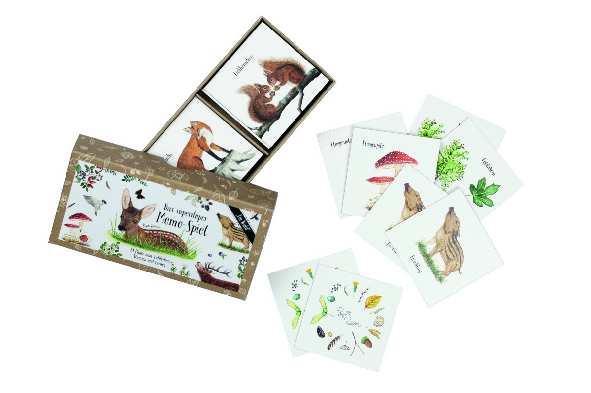 Die Schachtel und einige der Karten des Memory Spiels Waldtiere auf weißem Hintergrund.