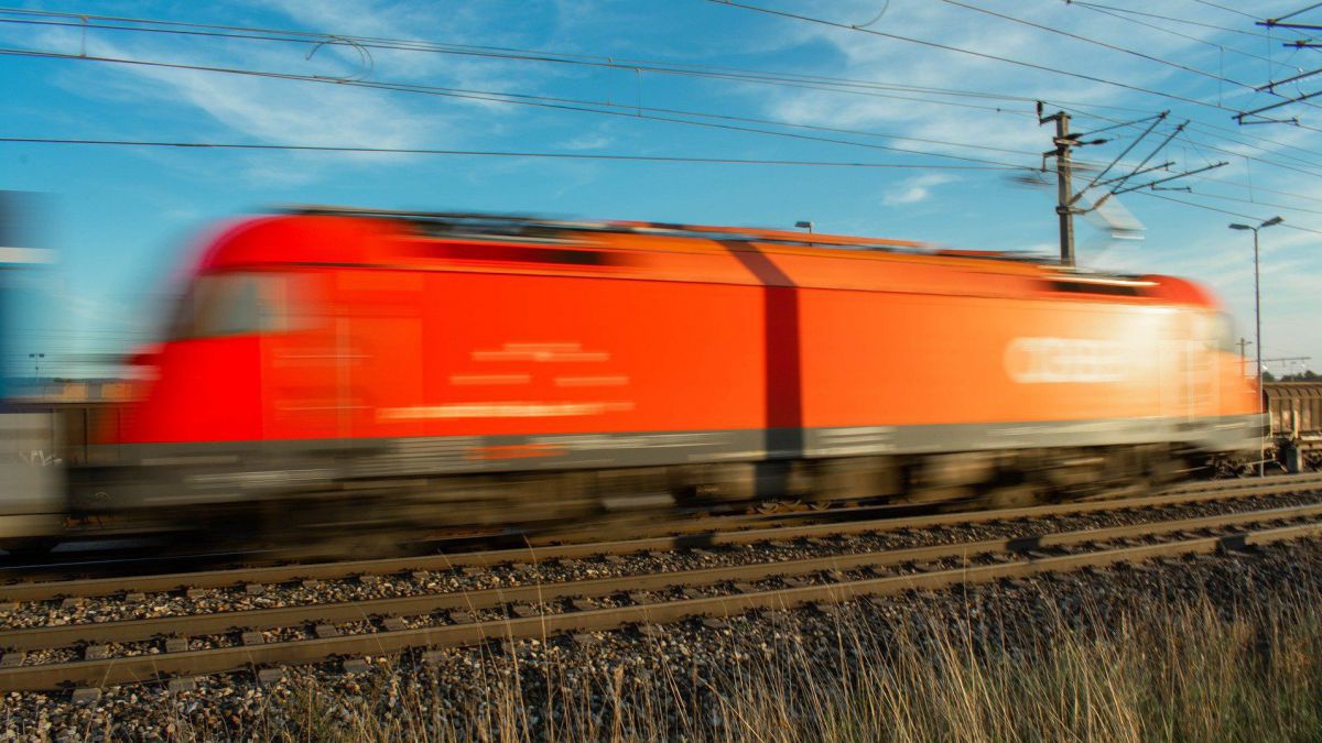 Eine Lokomotive der ÖBB während der Fahrt.