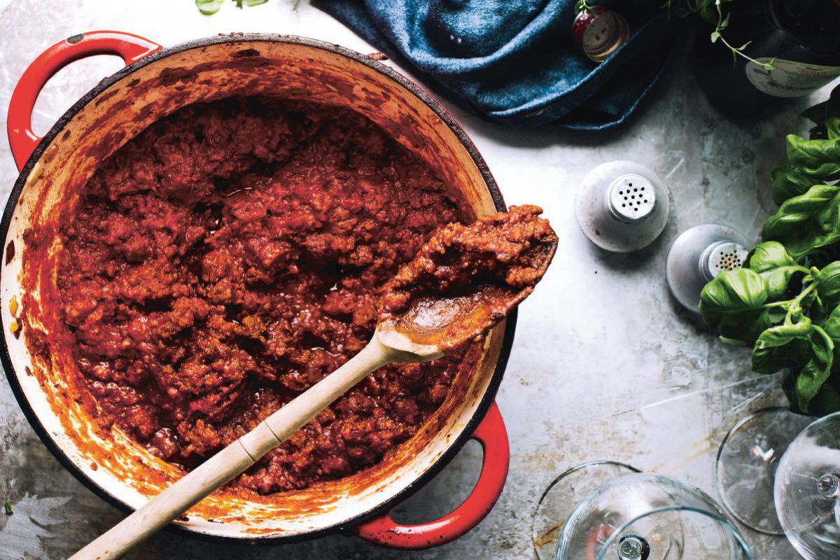 Ein Topf mit einem Tomatensugo.