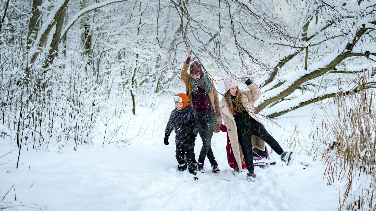 Eine Familie im schneereichen Winterwunderwald.