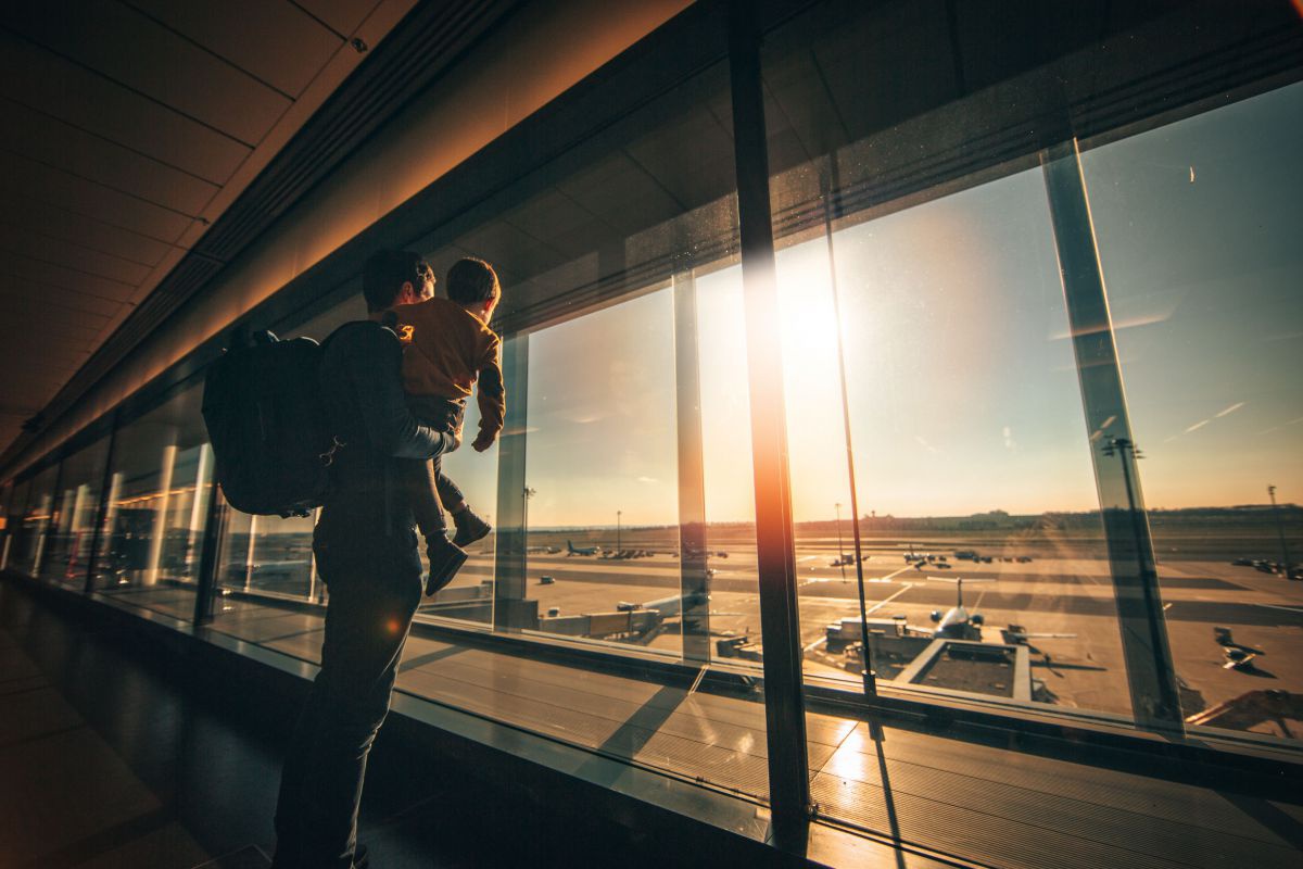 Familie am Flughafen