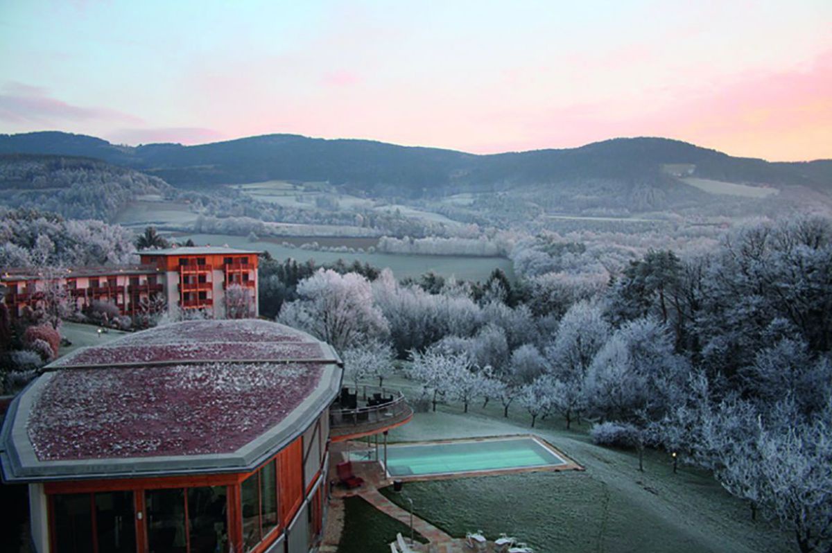Das Hotel Retter im Winter von oben.