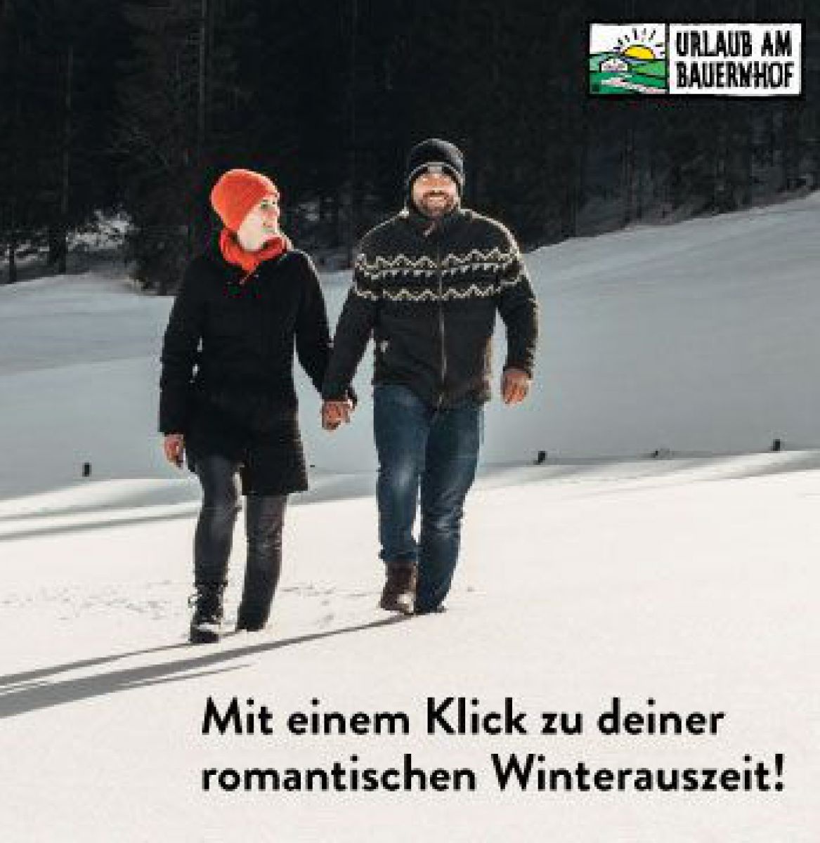 Ein Paar hält sich an den Händen und stapft durch den Schnee auf die Kamera zu. Text 