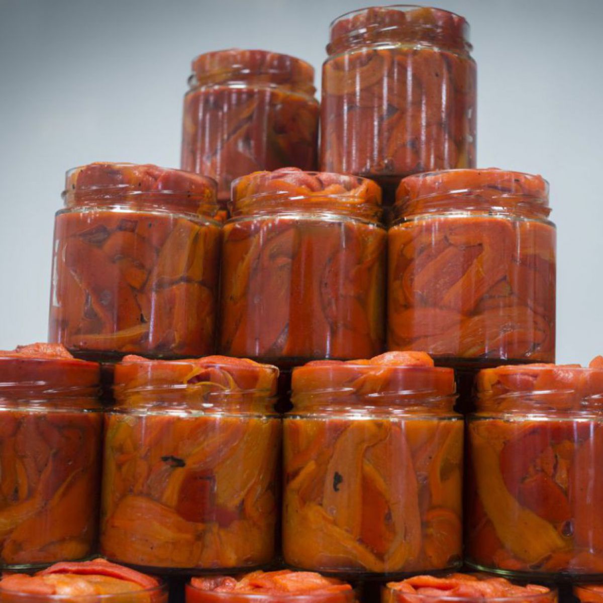 Ein Gläserturm mit eingelegten Paprika.