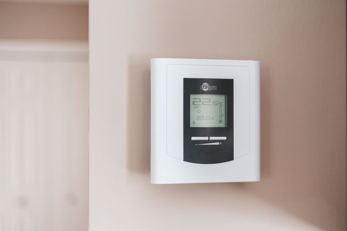 Ein Thermostat an der Wand