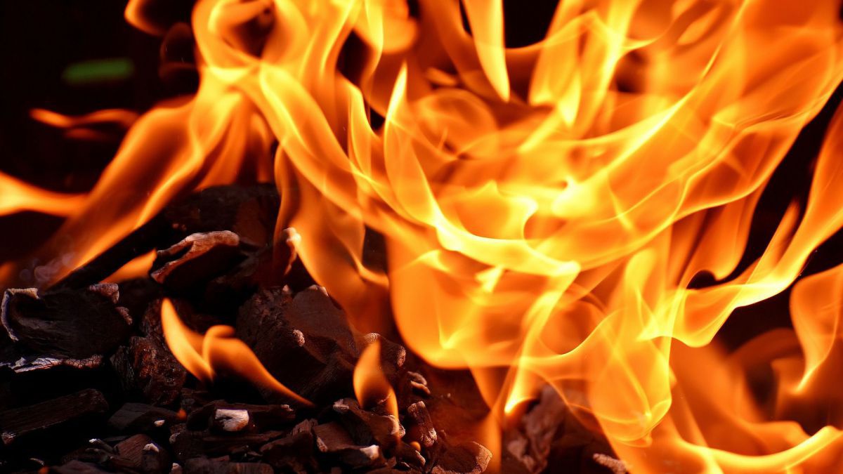 Eine Nahaufnahme eines Feuers.