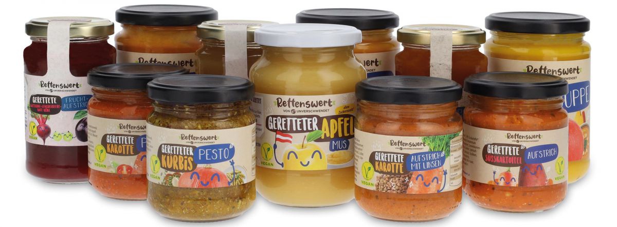 Gerettete Lebensmittel im Glas: Aufstriche in den Sorten Karotte-Linse und Süßkartoffel, Pesto mit Karotten, Marmelade Marille-Karotte, Apfelmus, Suppe.