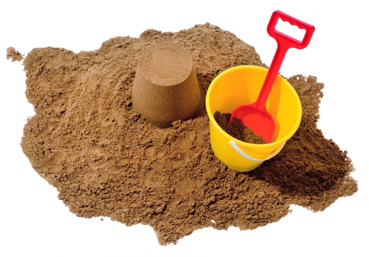 In einem Sandhäufchen steht ein gelber Einer mit roter Schaufel