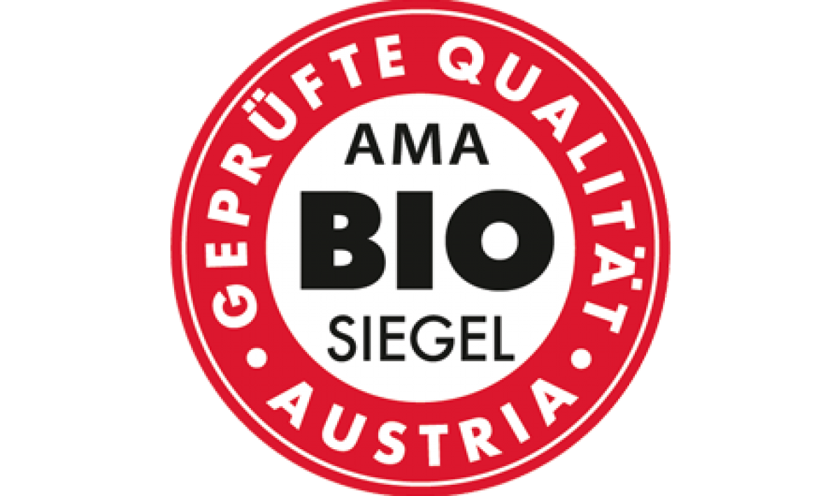 Das AMA-Biosiegel besteht aus einem weißen Kreis, das von einer dicken und einer dünnen roten Linie umrahmt ist. Im Kreis steht 