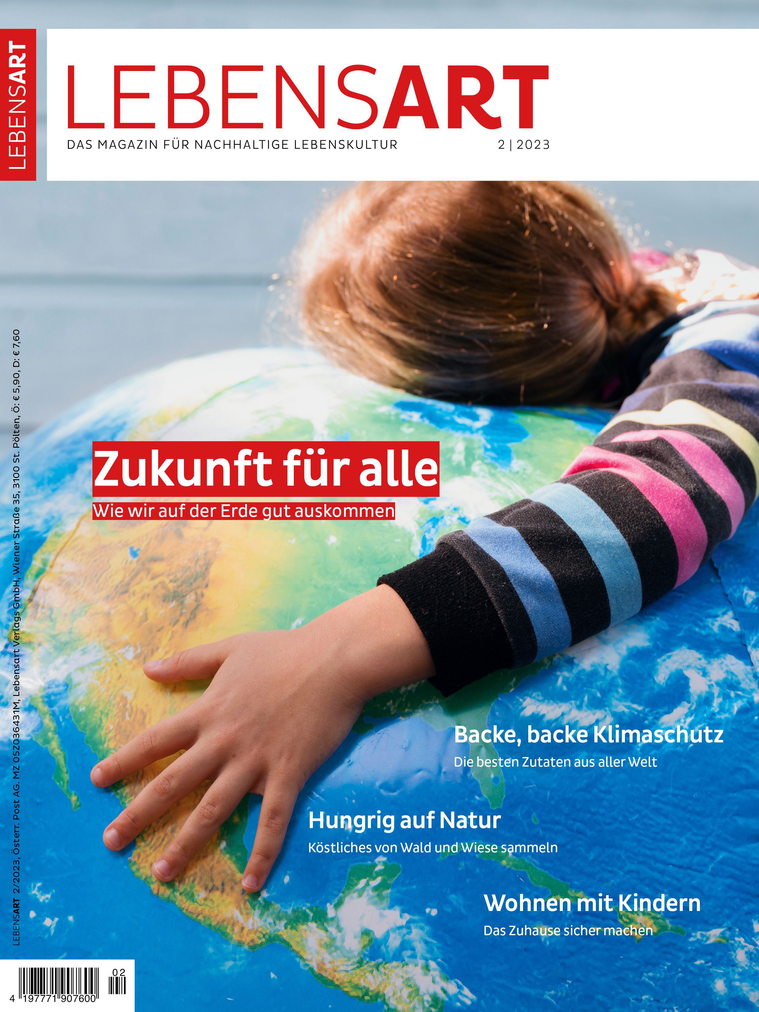 Ein Kind mit gestreiftem Pulli umarmt eine große Weltkugel. Daneben steht 