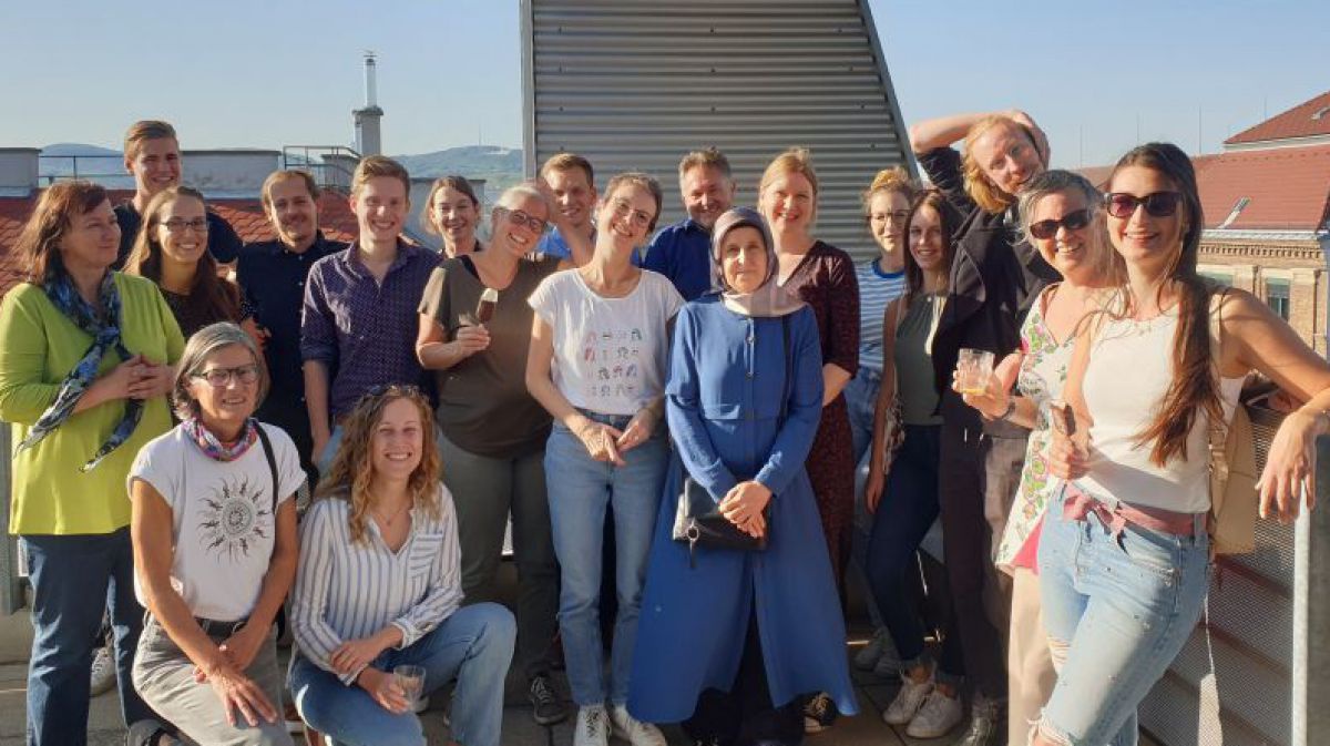 Das Team des Umweltdachverbandes auf der Dachterrasse ihres Büros.