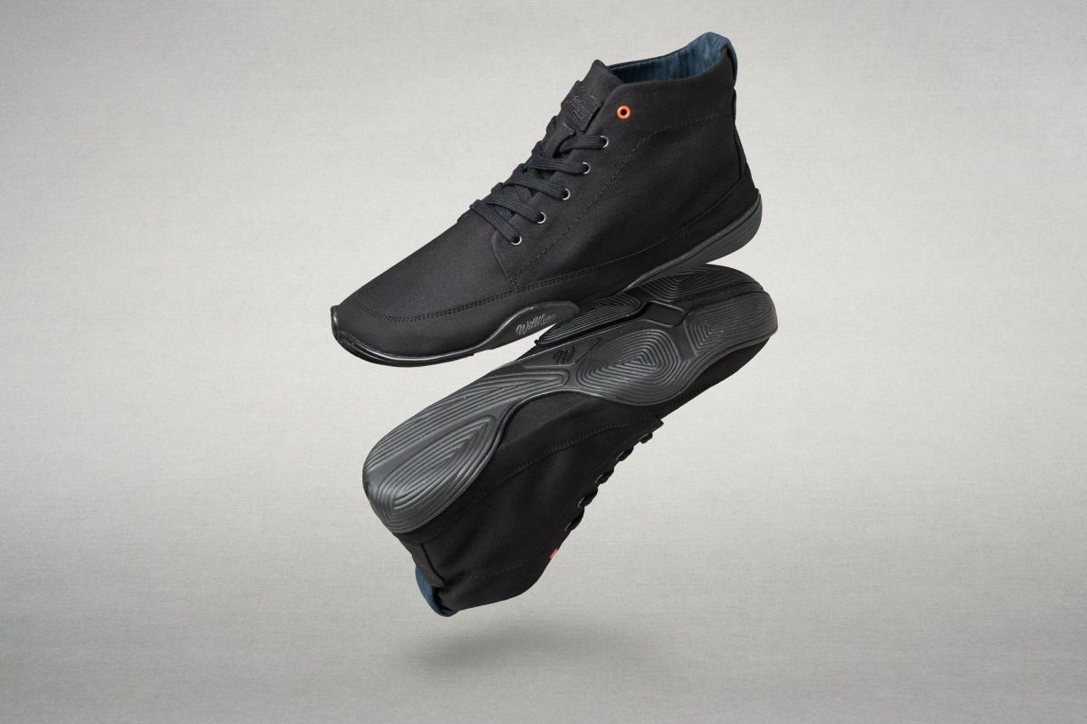 Ein Paar schwarze, knöchelhohe Sneaker mit besonders dünner Sohle.