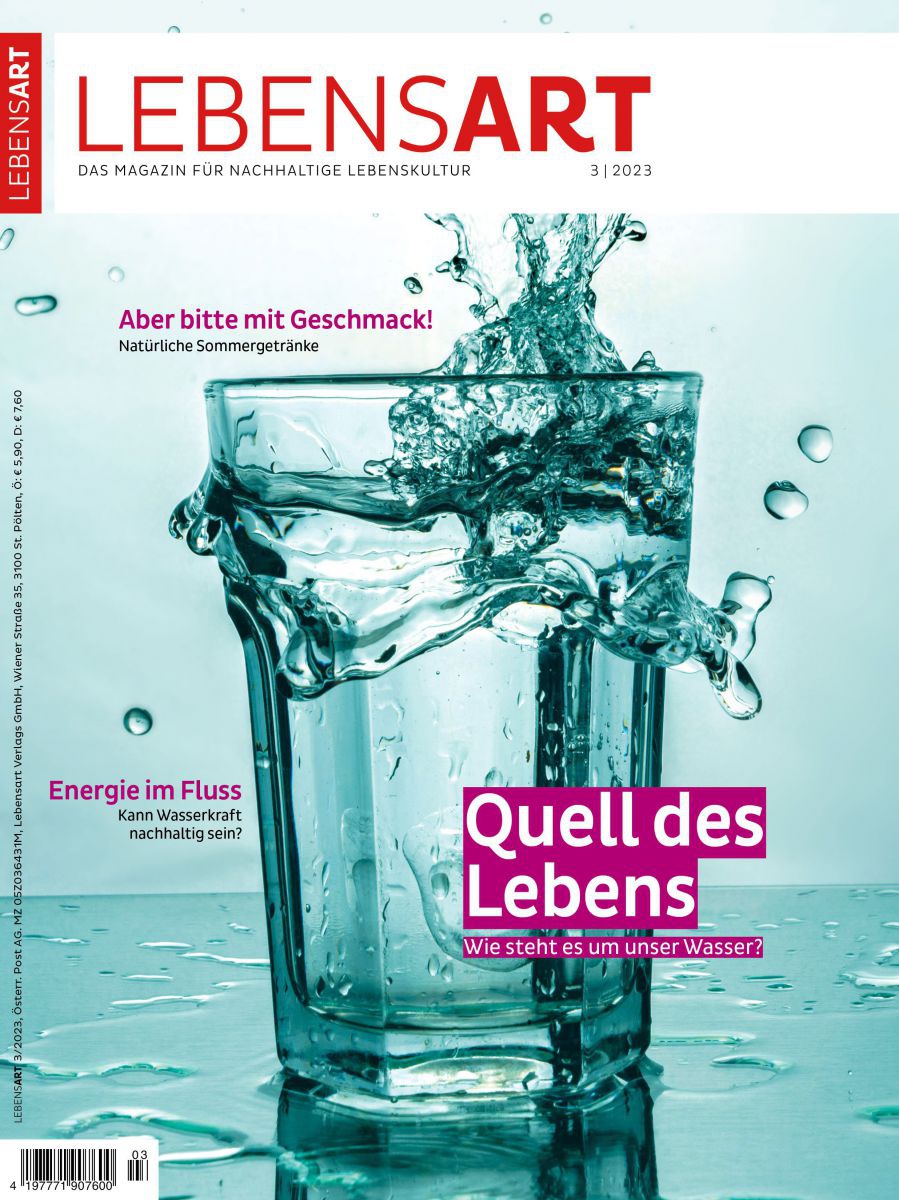 Auf dem Cover ist ein Wasserglas in Nahaufnahme zu sehen, in das gerade Wasser eingegossen wird, welches über den Rand spritzt. Davor steht 