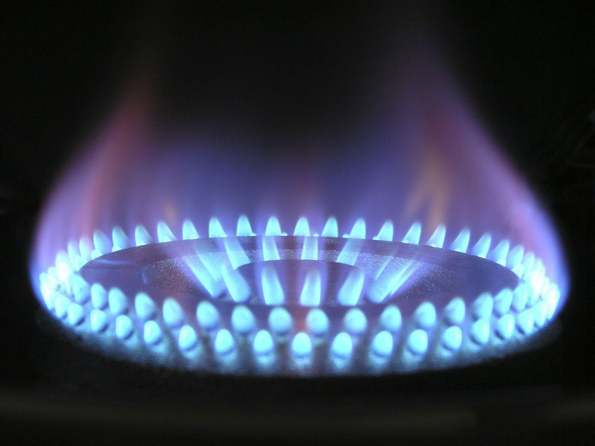 Ein blauer Flammenring, wie er für Gasherde typisch ist.